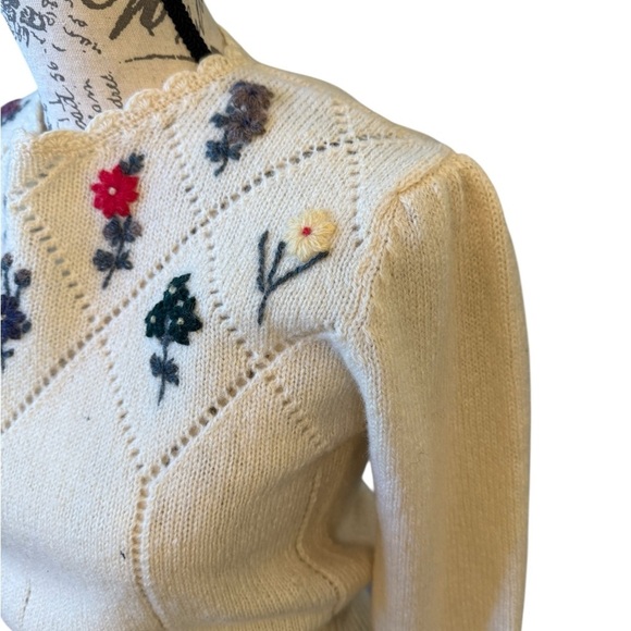 VINTAGE Woolrich Floral Embroidered Cream Sweater - Picture 6 of 14